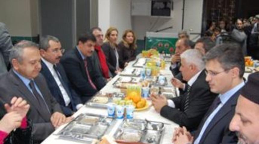 Sancaktepe&rsquo;de aşure lokması