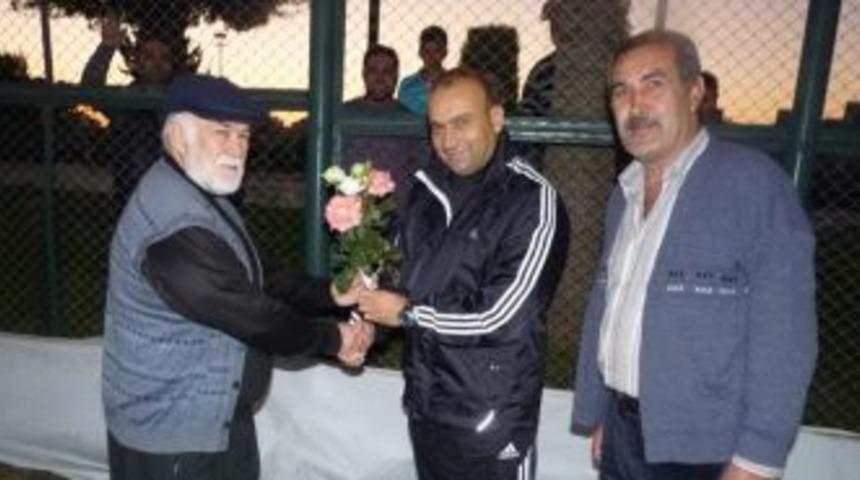 Taraftardan Mustafa Uğur'a &ccedil;i&ccedil;ek