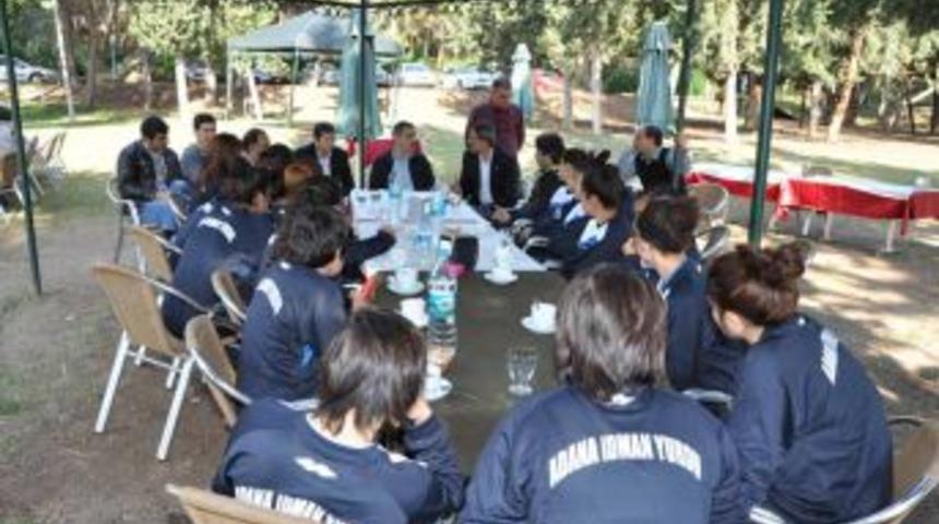 &Ccedil;elikcan'dan bayan futbolculara destek