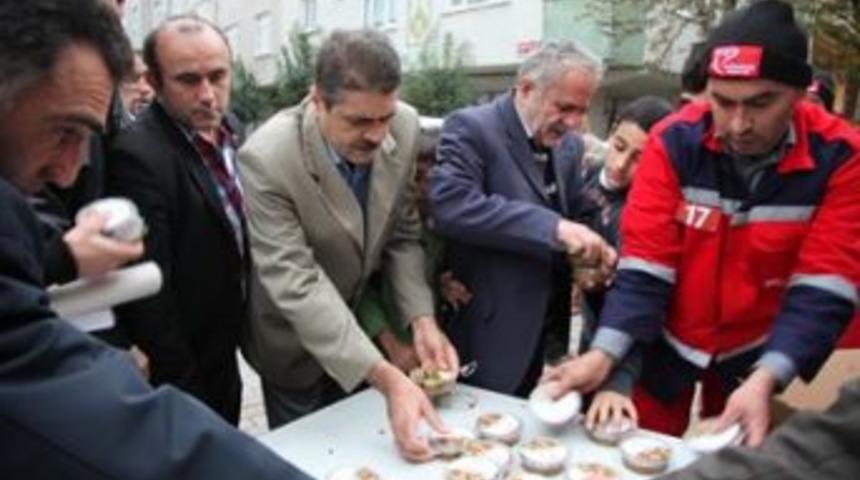 G&uuml;ng&ouml;ren belediyesi 35 bin aşure dağıttı