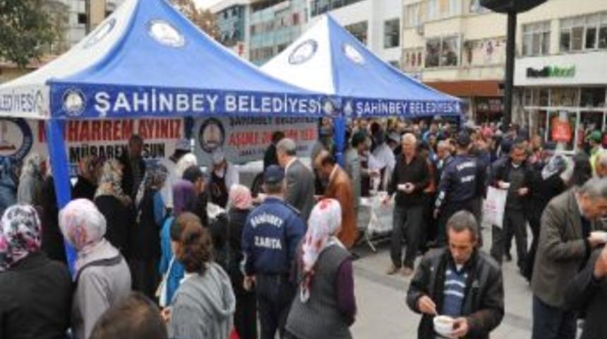 Başkan Tahmazoğlu, Vatandaşlara Aşure İkramı Etti