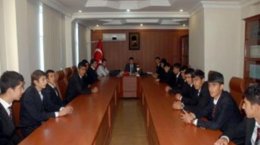 Turnuvada Birinci Olan &Ouml;ğrenciler &Ouml;d&uuml;llendirildi