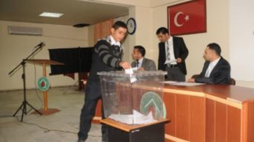 &Ouml;ğrenciler Sandık Başına Gitti