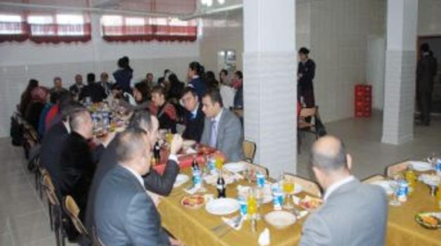 Besni&rsquo;de &Ouml;ğretmenler G&uuml;n&uuml; Kutlandı