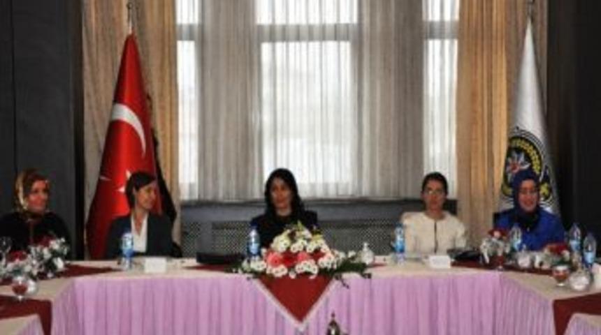 Bayan Pek, Kurum Amirlerinin Eşleri İle Bir Araya Geldi