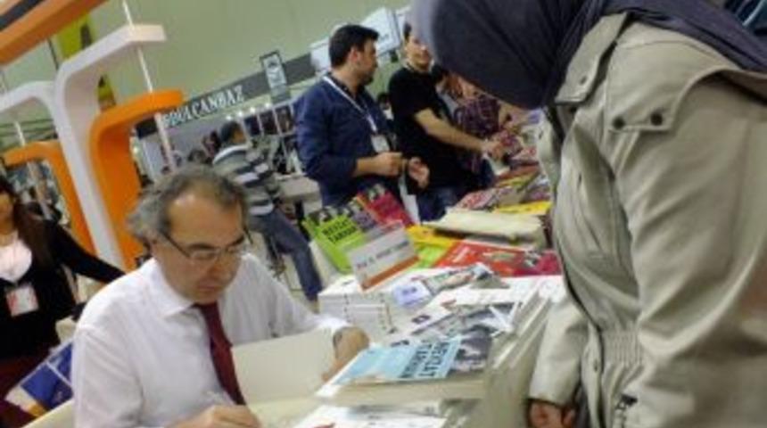 Feza Berk Sosyal Bilimler Lisesi &Ouml;ğrencileri T&Uuml;YAP Kitap Fuarı'nı Gezdi