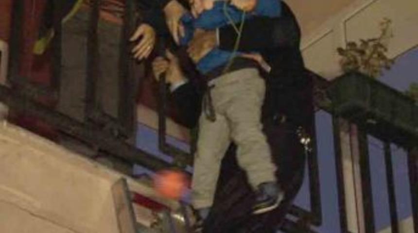 Yangında Mahsur Kalan Minik Kaan&rsquo;ın Imdadına Polisler Yetişti