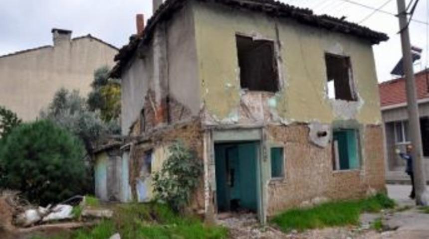 G&ouml;nen'de Metruk Binalar Yıkılıyor