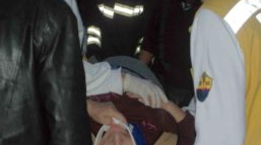 Ambulans Ile Otomobil &Ccedil;arpıştı: 5 Yaralı