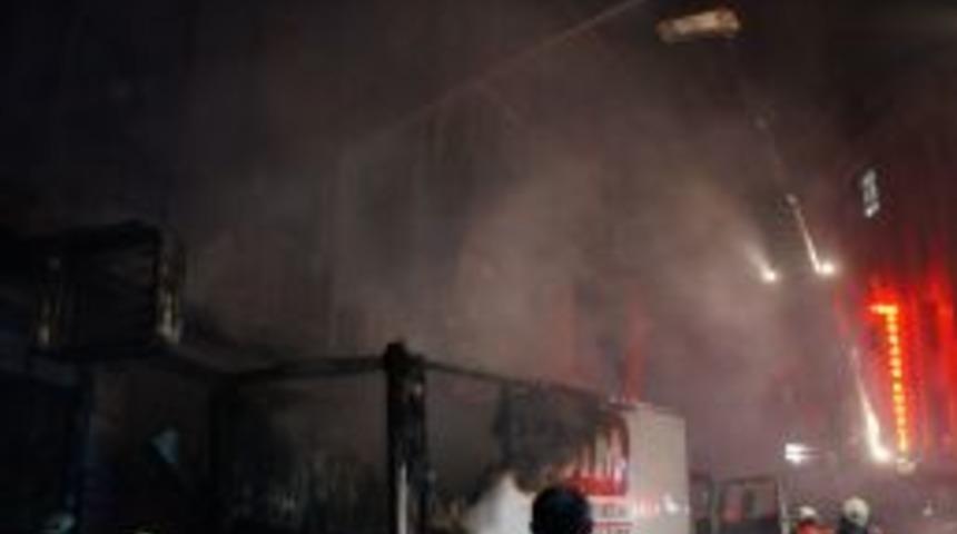 Ter&ouml;r &Ouml;rg&uuml;t&uuml; Yandaşları Markete Y&uuml;k Getiren Kamyona Molotof Bombası Attı