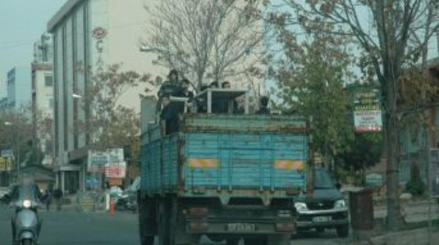Okul Saatinde Eşya Taşıyıp Kamyon &Uuml;zerinde Seyahat Ettiler