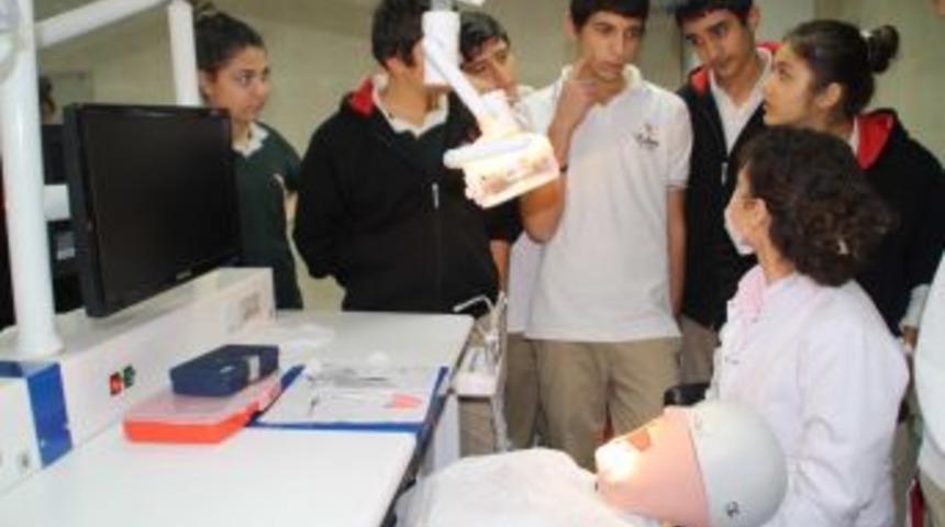 &Ouml;ğrencilerden diş hekimlerine kutlama