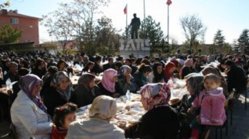 Pertek Kaymakamlığı Aşure yemeği verdi