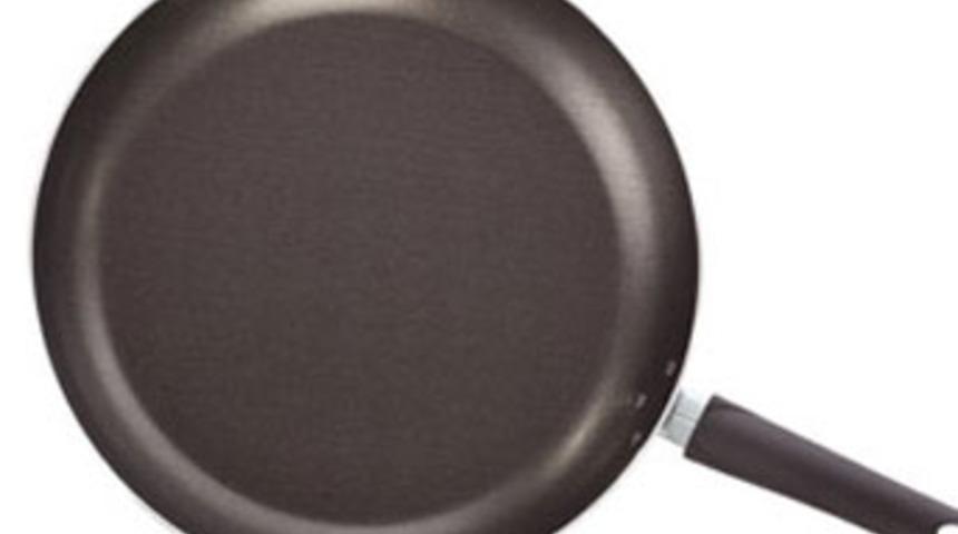 &Uuml;vey babasının başını tavayla ezdi