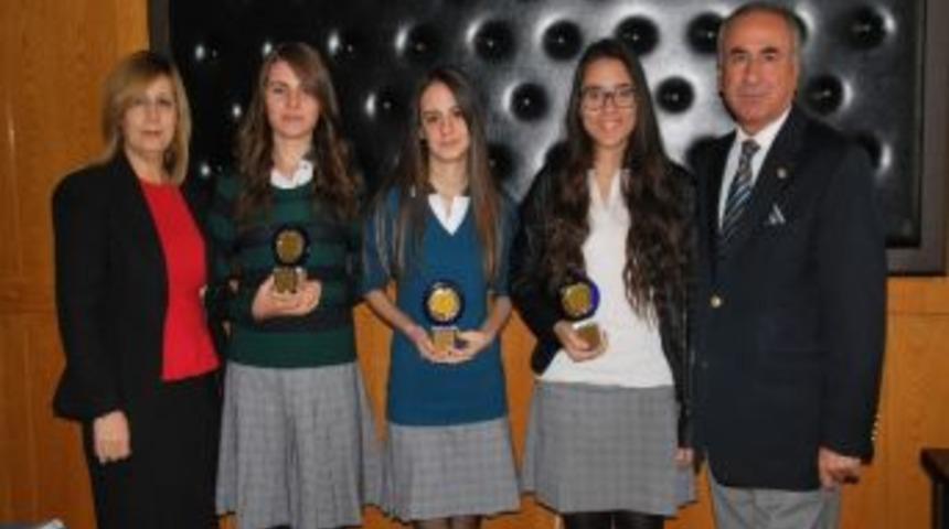 Başarılı &Ouml;ğrenciler &Ouml;d&uuml;llendirildi