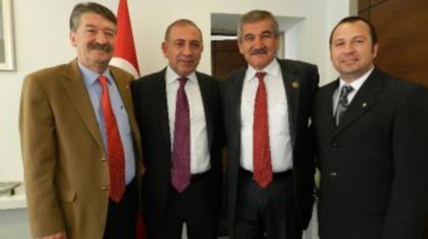 Yatağanlıar Kılı&ccedil;daroğlu&rsquo;nu Deve G&uuml;reşlerine Davet Etti