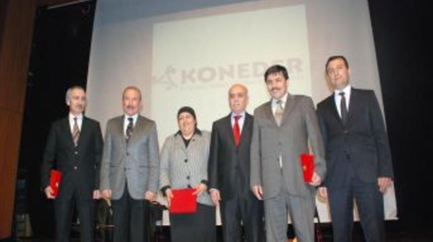 İzmit Belediye Başkanı: &Ouml;ğretmenlik Kutsal Bir Meslek, Paha Bi&ccedil;ilemez