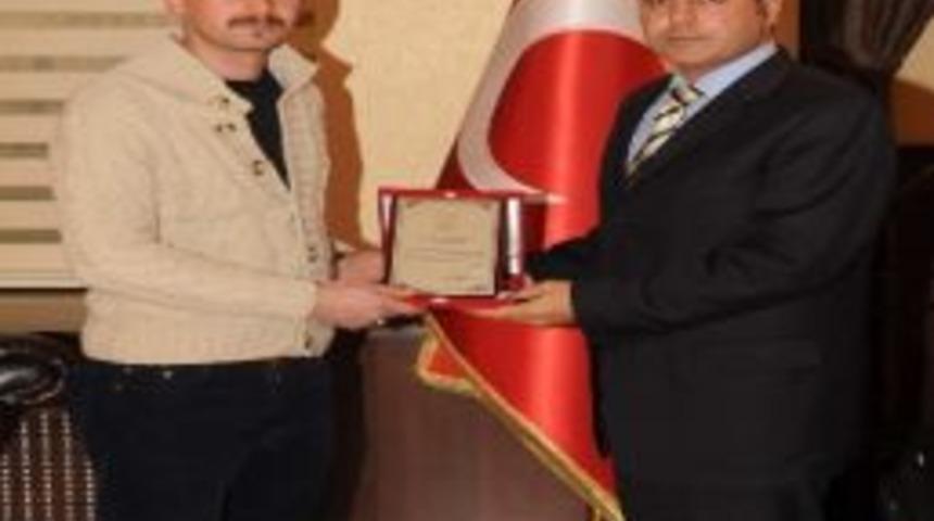 Uysal&rsquo;dan Eski &Ouml;ğrenci Konsey Başkanımıza Plaket