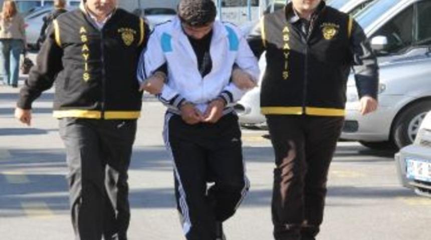 Annesinin eşarbıyla yazar kasa &ccedil;aldı