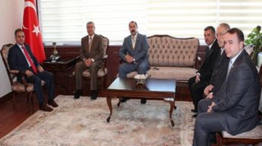 Vali Tapsız'a Ziyaretler S&uuml;r&uuml;yor