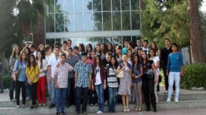 Gen&ccedil; İletişimcilere Tiyatroda Etkili Konuşma Eğitimi