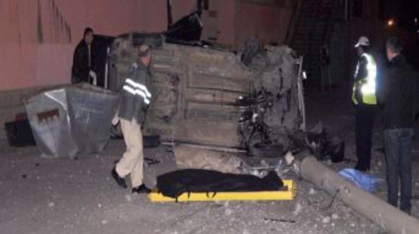 Hızını Alamayan Otomobil Direğe &Ccedil;arptı: 1 &Ouml;l&uuml;, 3 Yaralı