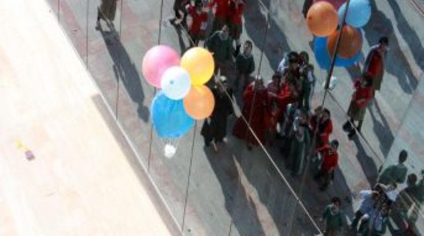 &Ouml;zel İlkbahar İlk&ouml;ğretim Okulu &Ouml;ğrencileri Yumurtaları Paraş&uuml;tle U&ccedil;urdu