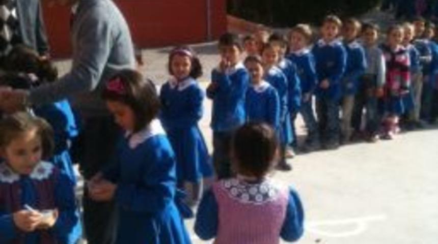 Kula Yunus Emre İlkokulu'nda &Ouml;ğrencilere Aşure Dağıtıldı