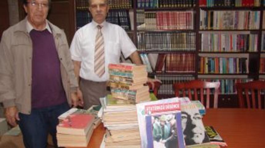 Tarsuslu Yazar Hikmet &Ouml;z, Okuma Salonuna Bin Kitap Bağışladı