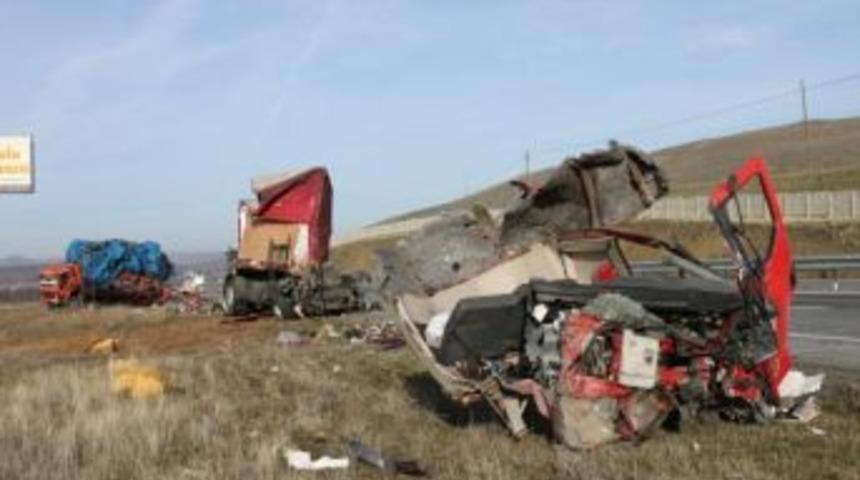 Kamyona &Ccedil;arpan Tır İkiye B&ouml;l&uuml;nd&uuml;: 2 Yaralı
