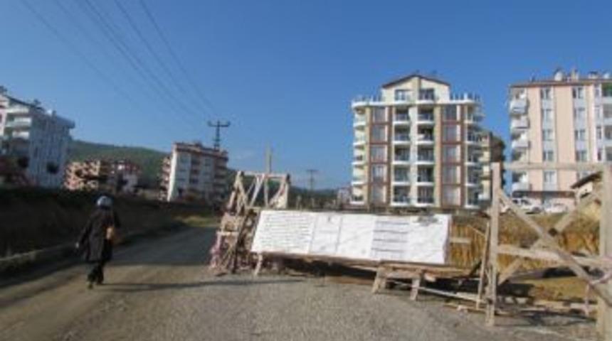 Belediyeden Aldığı Arsa Yol &Ccedil;ıkınca İnşaatı M&uuml;h&uuml;rlendi