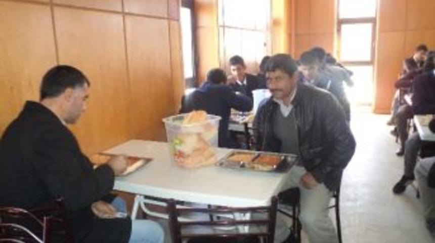 Veliler Öğrencilere Verilen Yemeği Kontrol Etti