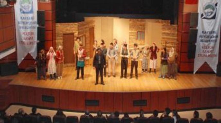 Tiyatroda Perde 'Komşu K&ouml;y&uuml;n Delisi' Ile A&ccedil;ıldı