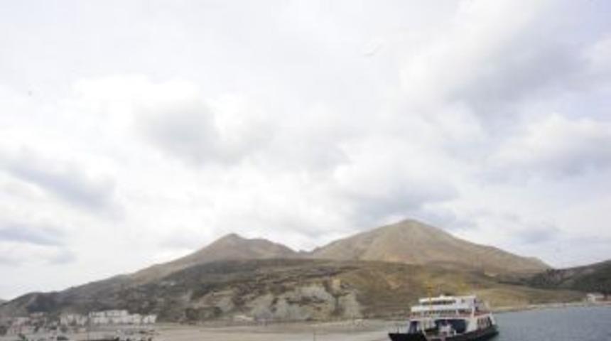 G&ouml;k&ccedil;eada Feribot Seferi Fırtına Sebebiyle Iptal Edildi