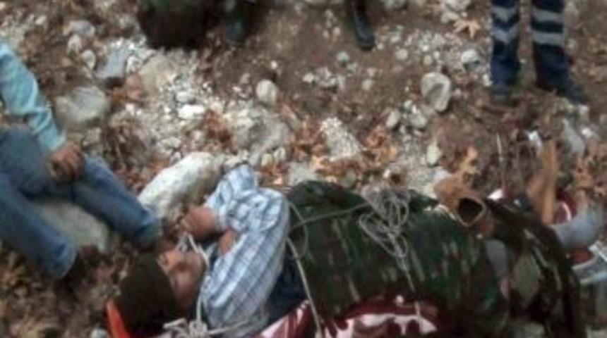 Ayağı Kayaya Sıkışan Rehberi Avcılar Kurtardı