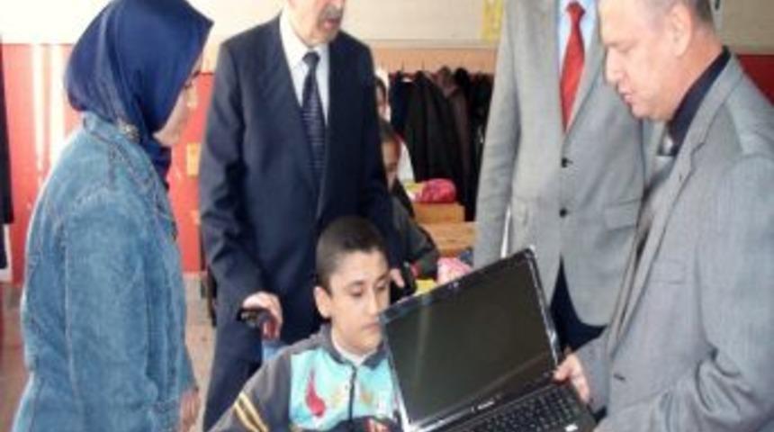 Otistik Engelli &Ouml;ğrenciye Kaymakamdan Laptop