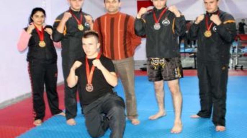 Altın Madalya Alan Niğdeli Sporcular Şehre D&ouml;nd&uuml;