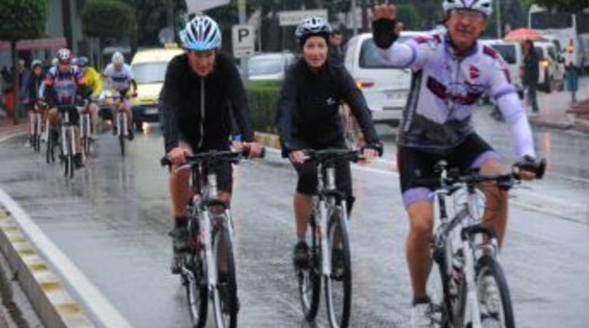 Alman Ve Bel&ccedil;ikalı Bisiklet&ccedil;iler G&uuml;nl&uuml;k 126 Kilometre Pedal &Ccedil;eviriyor