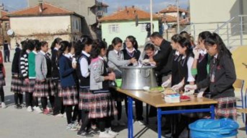 &Ouml;ğretmenlerden &Ouml;ğrencilere Aşure