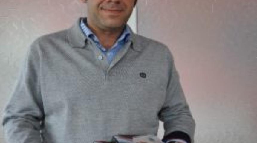 Fo&ccedil;alı Esnaf, Hayranı Olduğu Başbakan Erdoğan'ı &Ouml;ven Kitabı Dağırak Anlatıyor