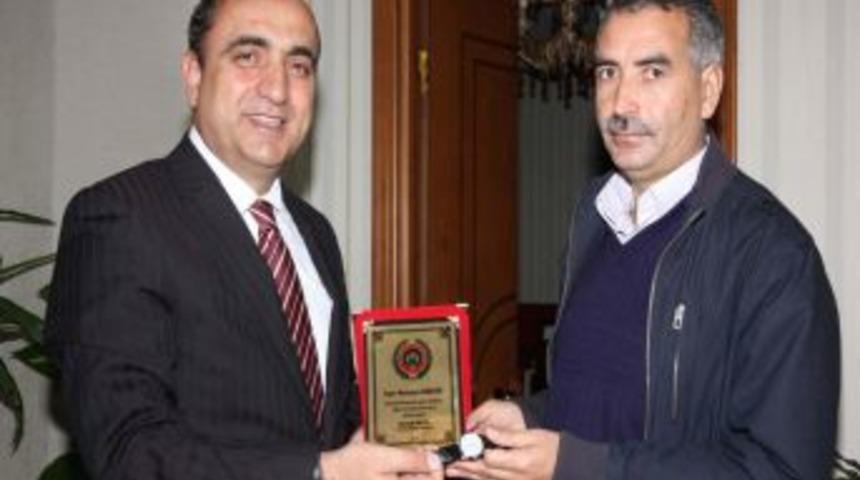 Başkan Nevzat Palta, Emekli Personele Plaket Ve Saat Hediye Etti