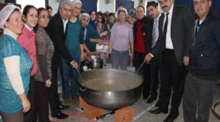 Akhisar &Uuml;lk&uuml; İlk Ve Ortaokulu'nda Aşure Etkinliği