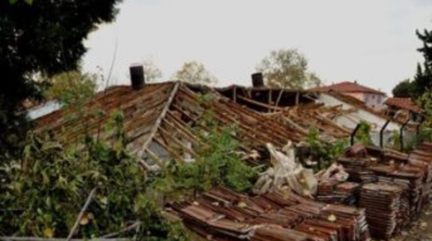 Başiskele&rsquo;de metruk binalar yıkılıyor