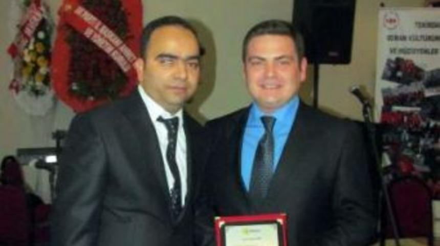 Emin Benan Utku'ya Teşekk&uuml;r Plaketi