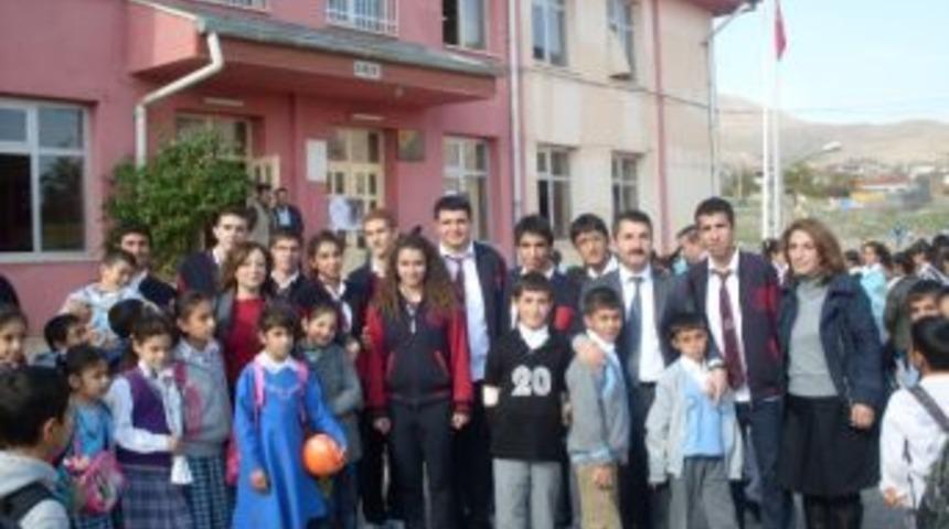 Ergani&rsquo;de Kardeş Okul Kampanyası