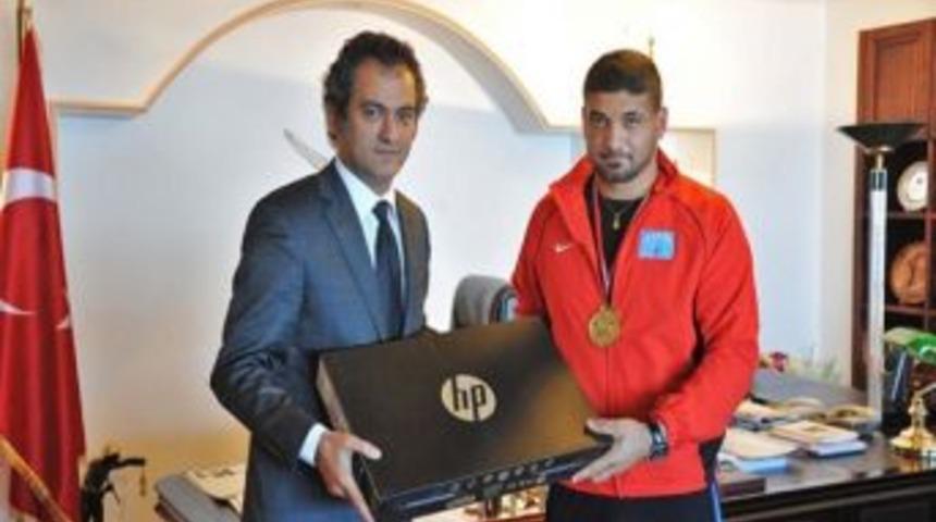 Rekt&ouml;r &Ouml;zer&rsquo;den D&uuml;nya Şampiyonu Ersavaş&rsquo;a Laptop Hediyesi