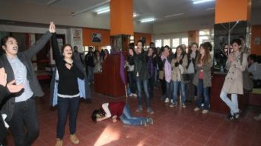 Kt&uuml; &Ouml;ğrenci Kolektifi, Kadına Şiddeti Protesto Etti