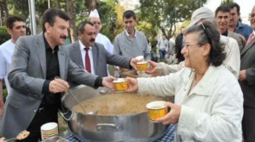 Başkan Tatı, Vatandaşa Aşure Dağıttı