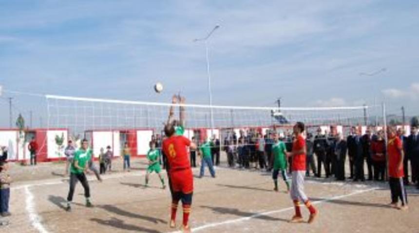 Suriyeli Sığınmacılar Bu Toplarla Savaşa Değil Spora Y&ouml;neldi