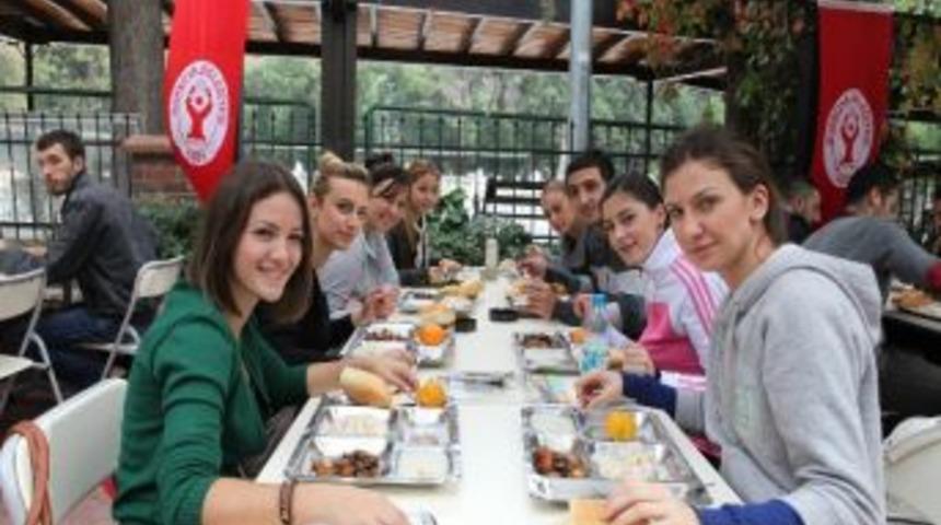 &Uuml;niversite &Ouml;ğrencilerine &Uuml;cretsiz Yemek, Sınırsız &Ccedil;ay